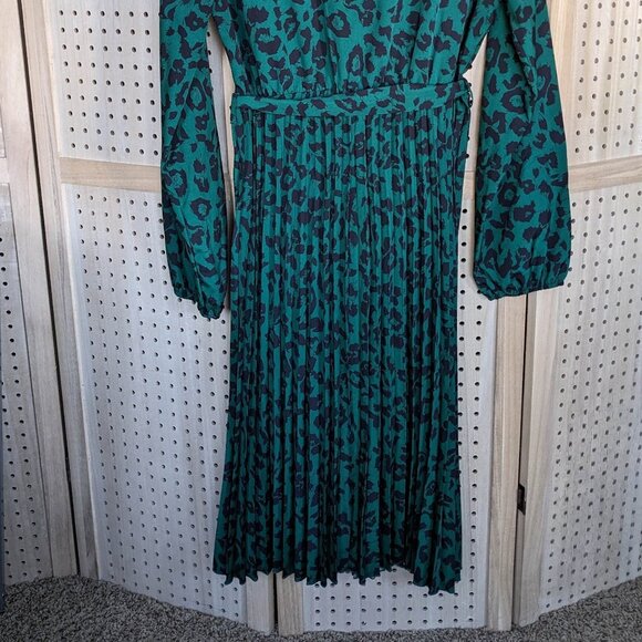 Leopard print dress with midi pleated skirt, lightweight wrinkle-free fabric - Picture 4 of 15